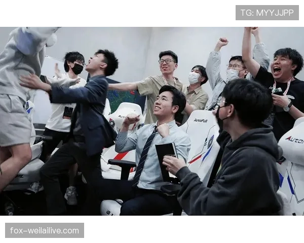 张雨霏训练完顺手买包，教练在后面追着喊发票