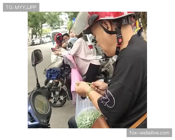 石智勇训练完顺手拎走两袋米,我搬一袋都喘 石智勇训练完顺手拎走两袋米,我搬一袋都喘